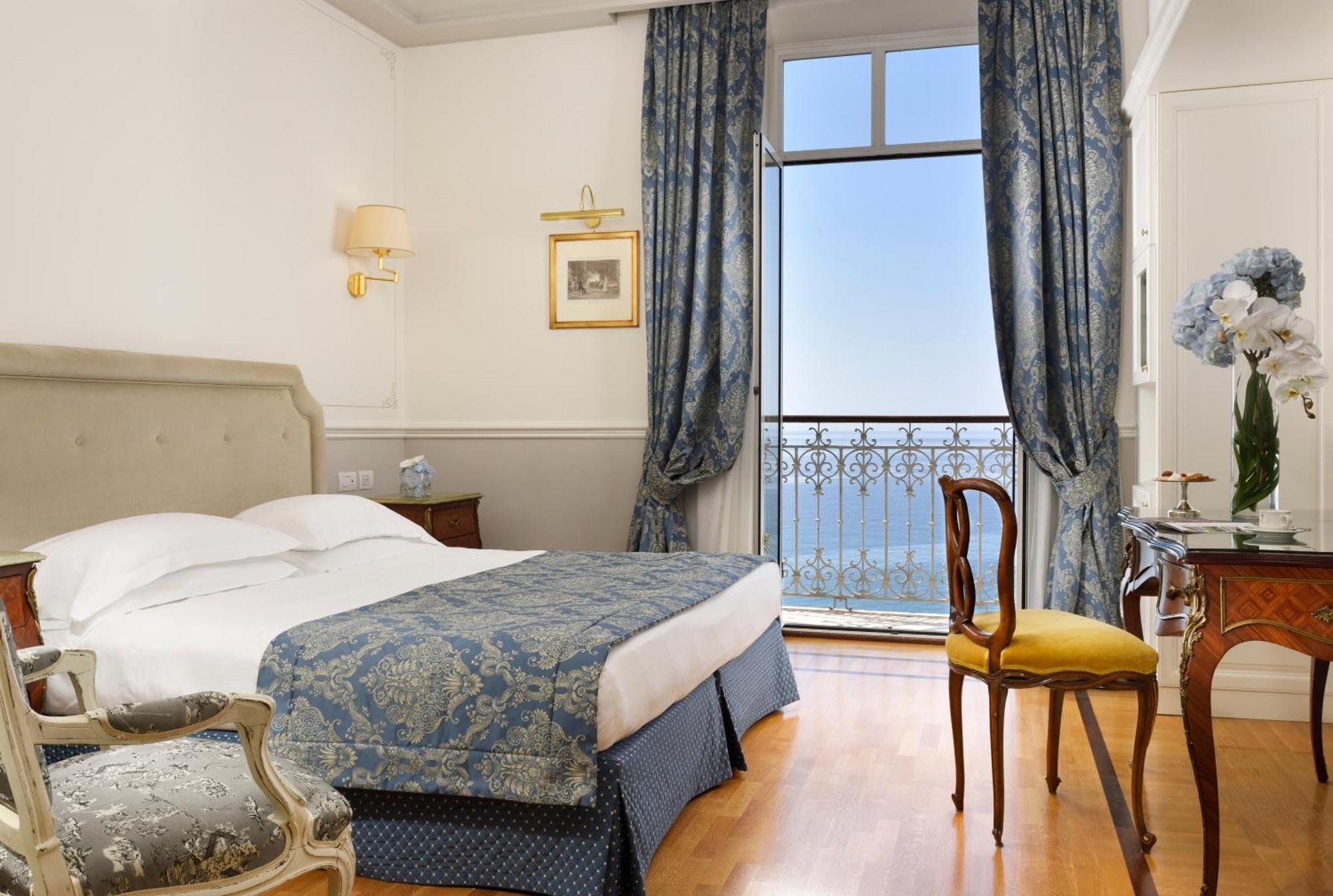 Royal Hotel Sanremo Luaran gambar A room at the hotel