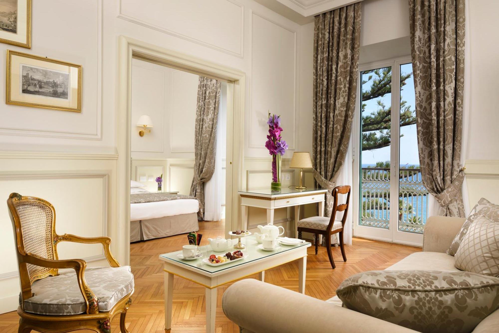Royal Hotel Sanremo Luaran gambar A suite at the Hotel Excelsior