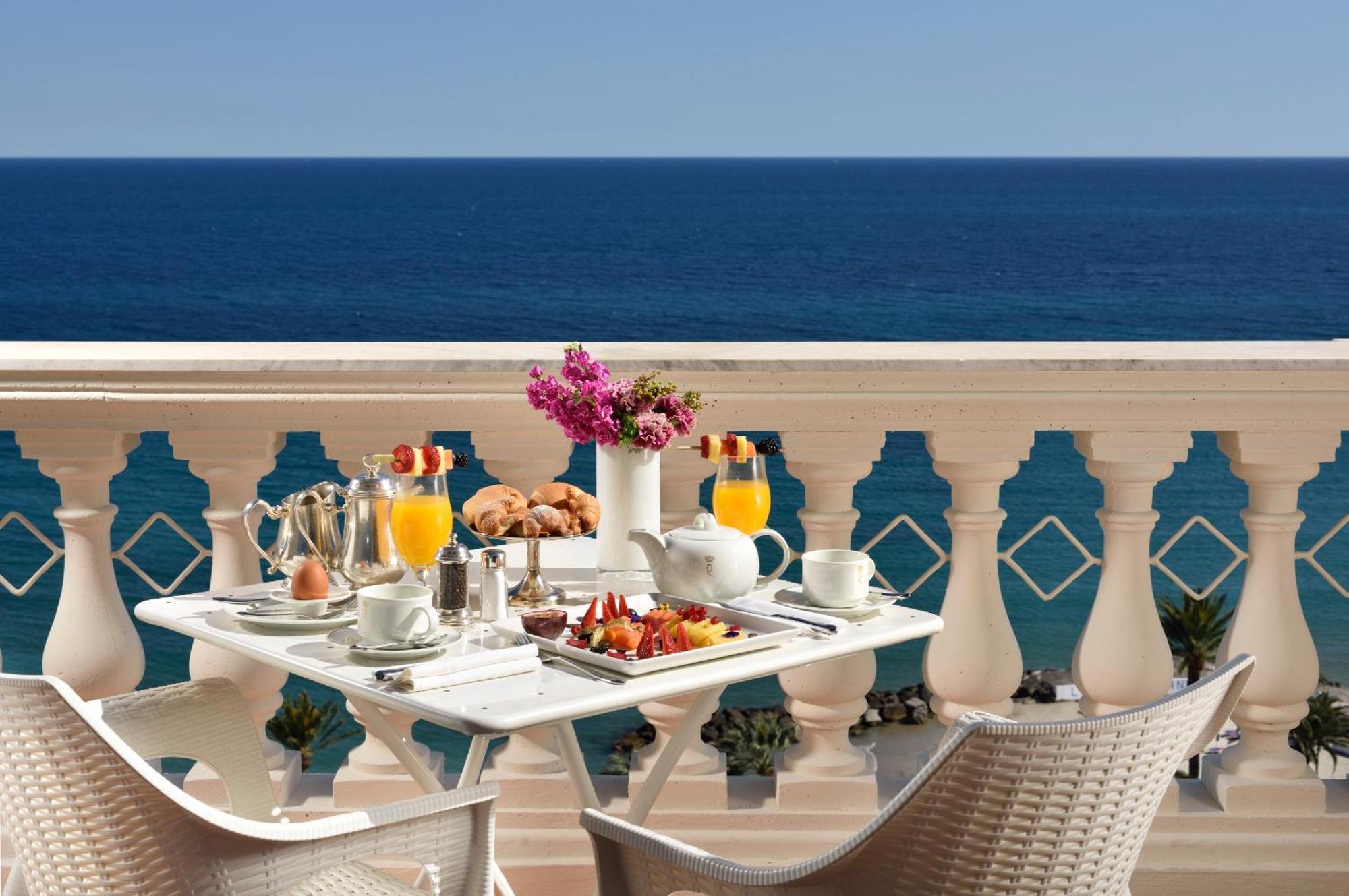Royal Hotel Sanremo Luaran gambar A balcony on a cruise ship