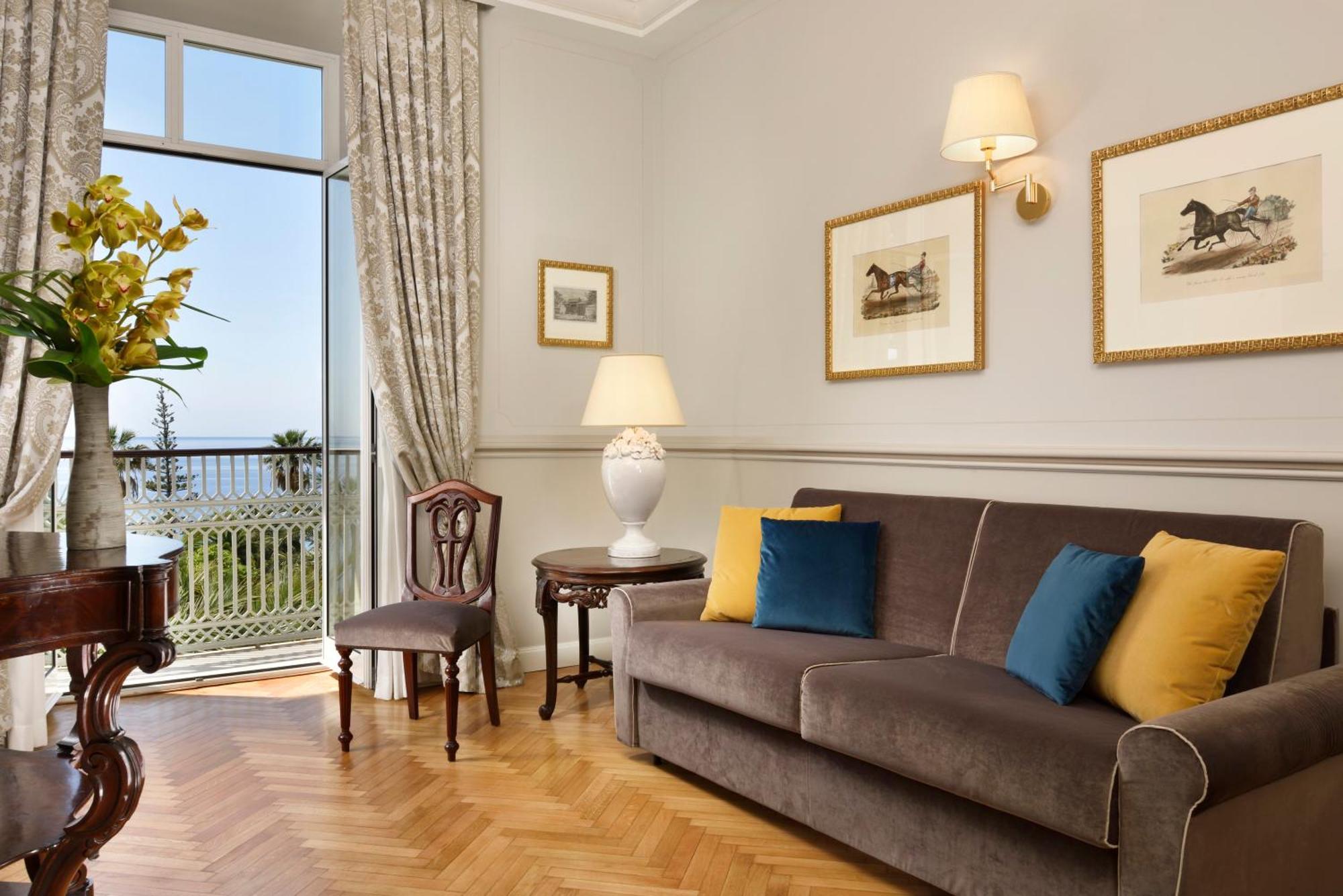 Royal Hotel Sanremo Luaran gambar A living room at the hotel