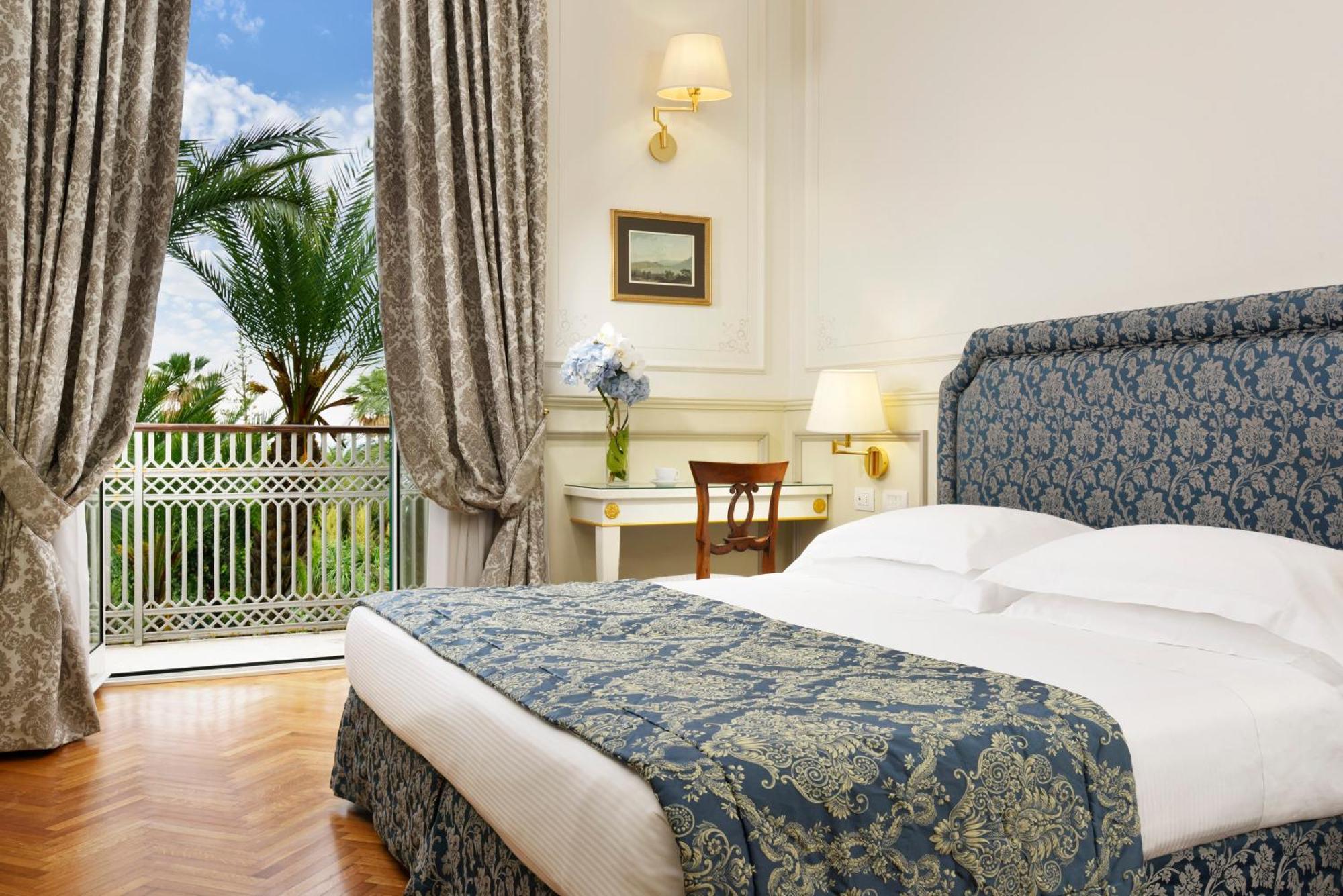 Royal Hotel Sanremo Luaran gambar A room at the hotel