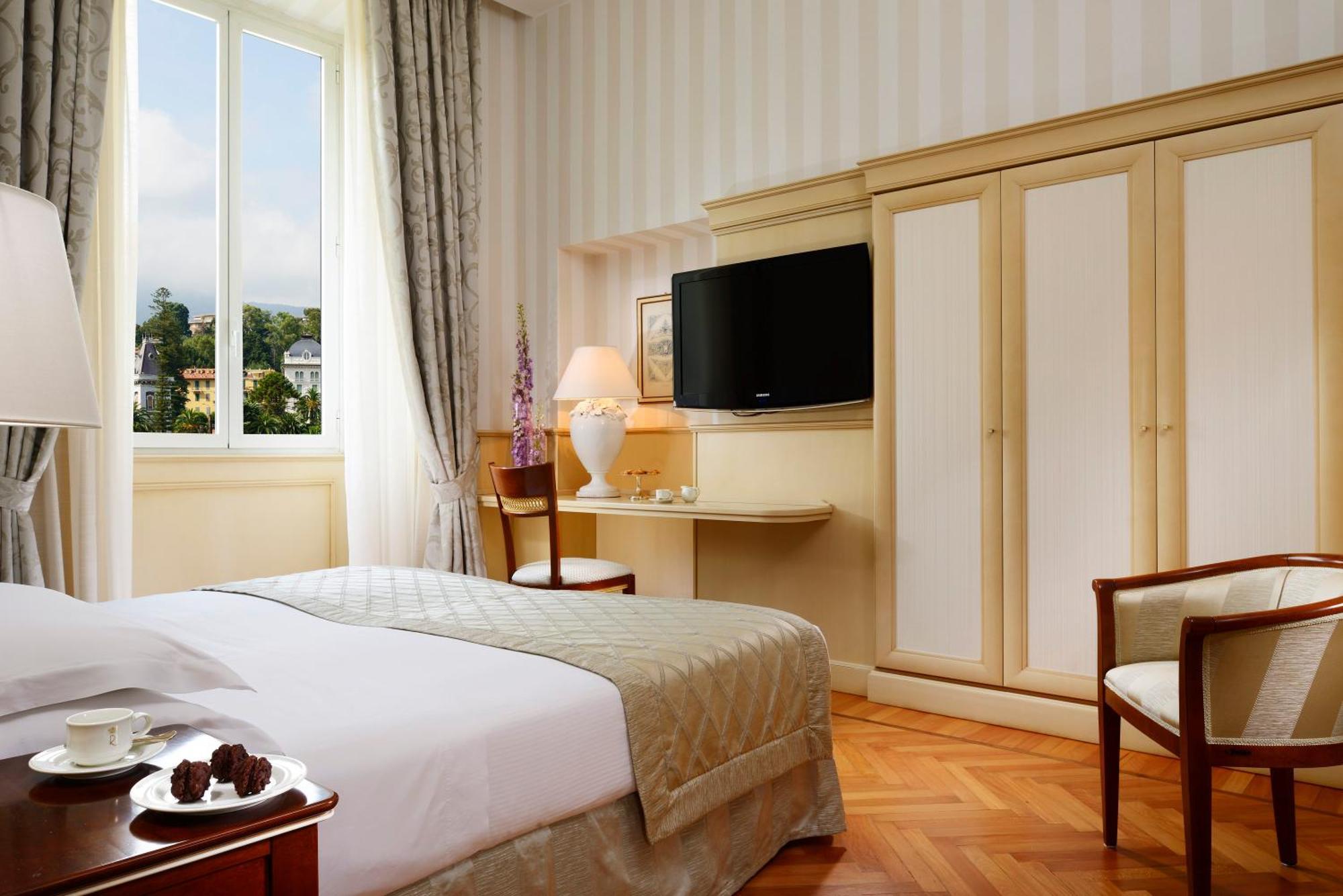 Royal Hotel Sanremo Luaran gambar A room at the hotel