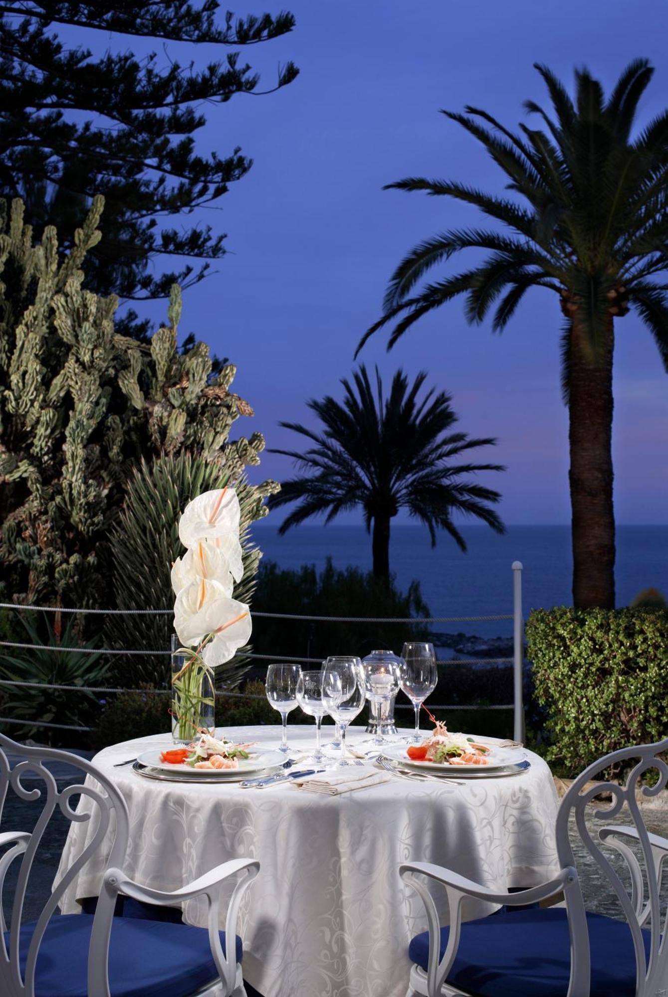 Royal Hotel Sanremo Restoran gambar The hotel's terrace