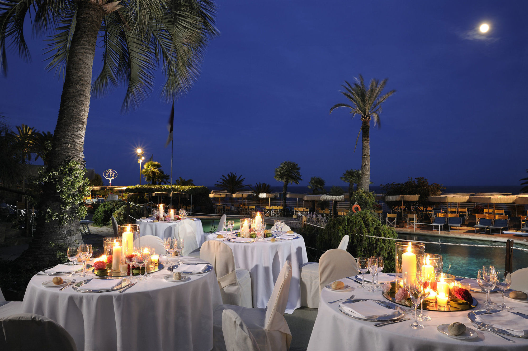 Royal Hotel Sanremo Restoran gambar The resort at night