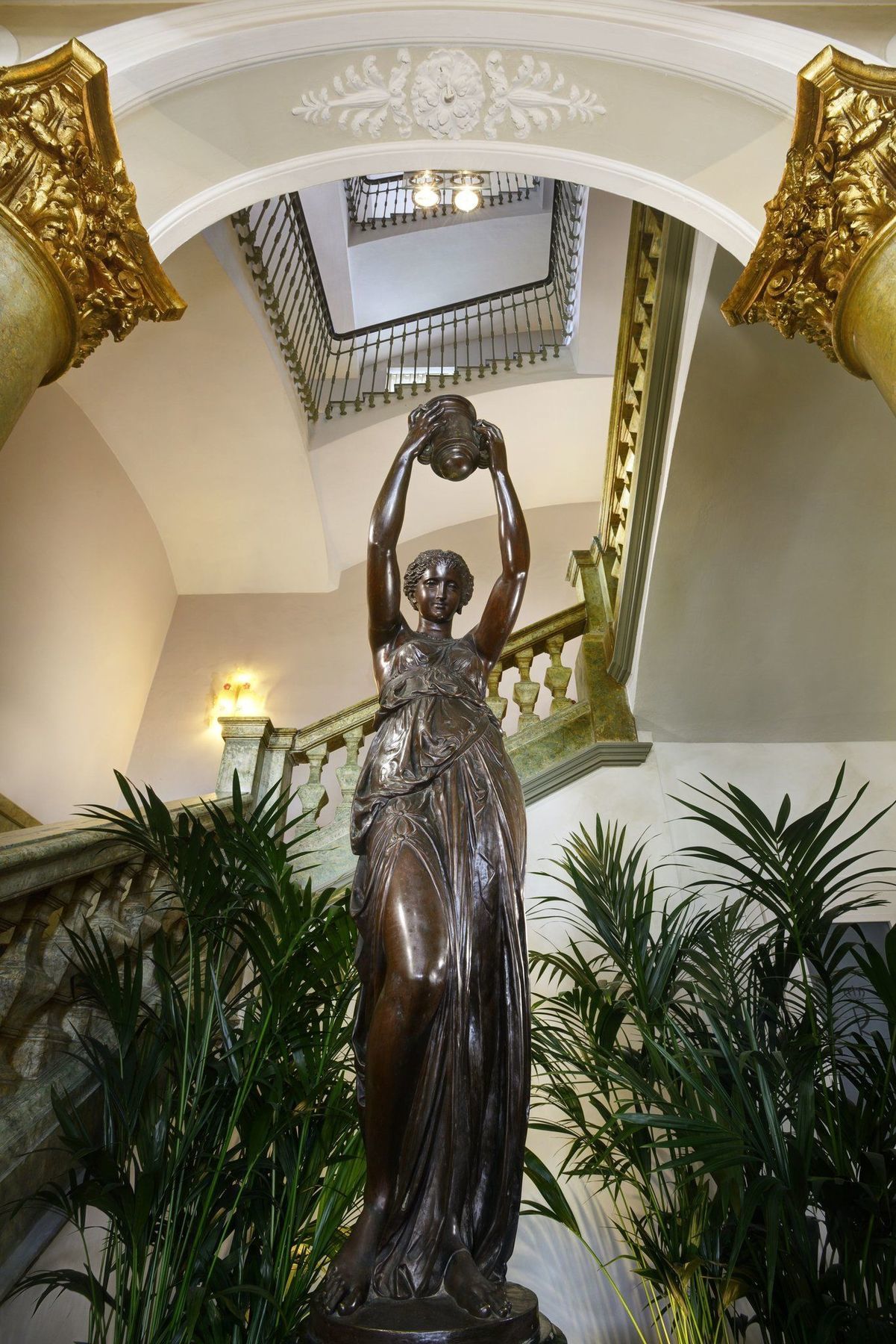 Royal Hotel Sanremo Dalaman gambar Statue of a woman with a jug