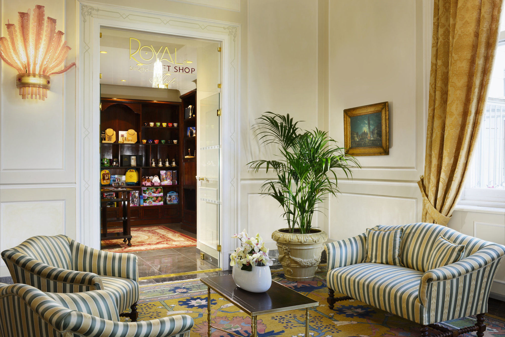 Royal Hotel Sanremo Luaran gambar The lobby