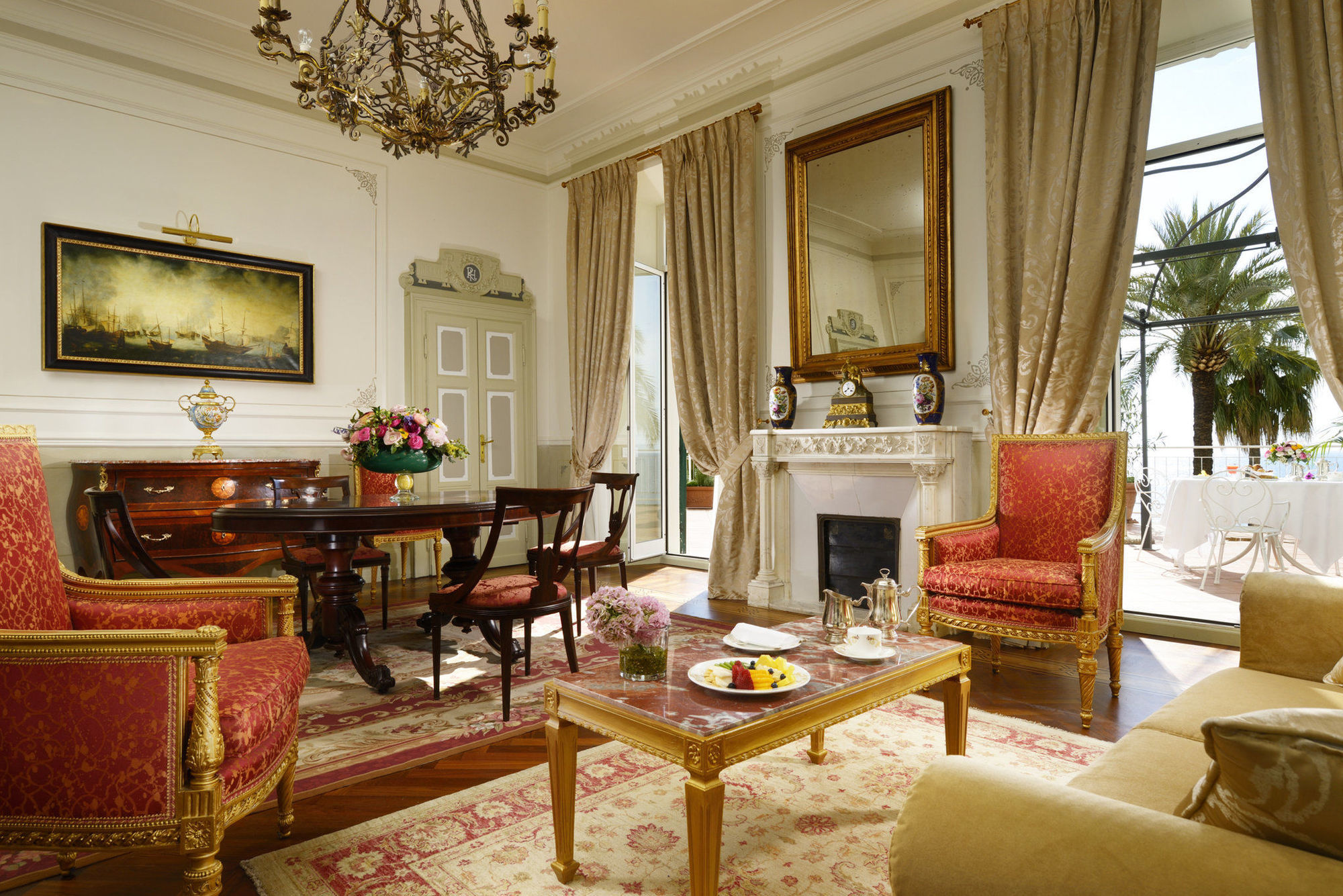 Royal Hotel Sanremo Luaran gambar A suite at the Hotel Excelsior