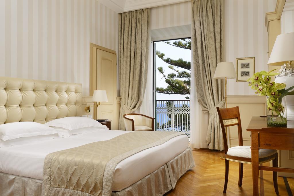 Royal Hotel Sanremo Luaran gambar A room at the Excelsior