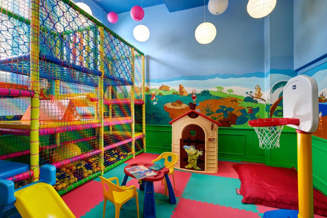 Royal Hotel Sanremo Luaran gambar An indoor playground